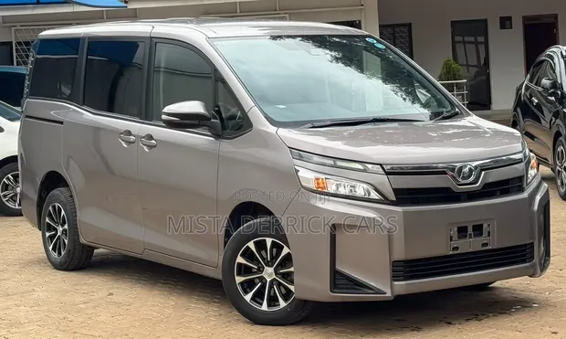 Toyota Voxy 2020 2.0L Isiyo-Hybrid - 1
