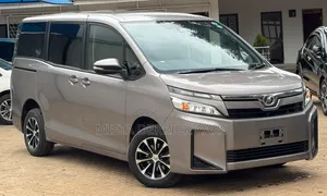 Toyota Voxy 2020 2.0L Isiyo-Hybrid