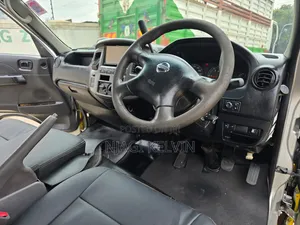 Nissan Caravan (Urvan) 2012 Njano