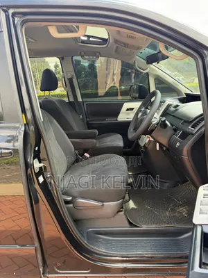 Toyota Voxy 2011 Nyeusi