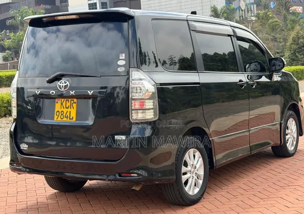 Toyota Voxy 2011 Nyeusi - 1
