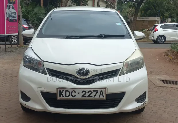 Toyota Vitz 2013 Nyeupe - 1