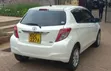 Toyota Vitz 2013 Nyeupe - 4