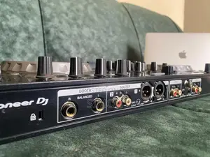 Pioneer DDJ-SR2 DJ Controller