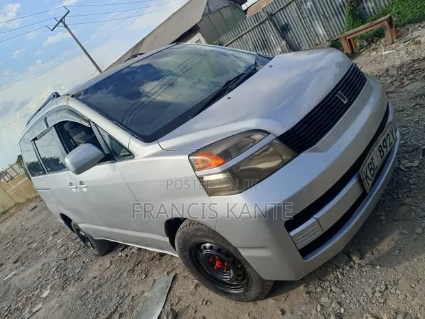 Toyota Noah 2007 Silver - 1