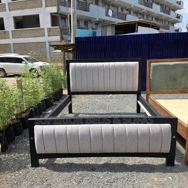 Kitanda cha Upholstered 5x6 chenye Paneli Nyeusi na Grey - 1