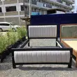 Kitanda cha Upholstered 5x6 chenye Paneli Nyeusi na Grey - 1