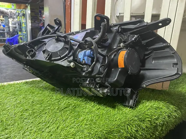 Nissan Tiida 2008 Xenon Headlight (Used) - 1