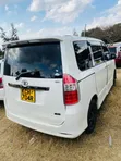 Toyota Noah 2010 White - 3