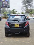 Toyota Vitz 1.3 FWD 3dr 2016 Nyeusi - 5