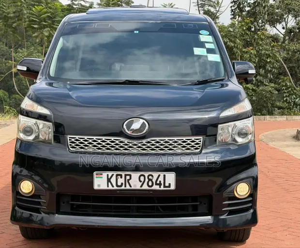 Toyota Voxy 2015 Nyeusi - 1