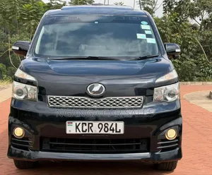 Toyota Voxy 2015 Nyeusi