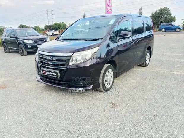 Toyota Noah 2017 Nyeusi - 1