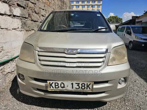 Toyota Noah 2005 Silver - 1