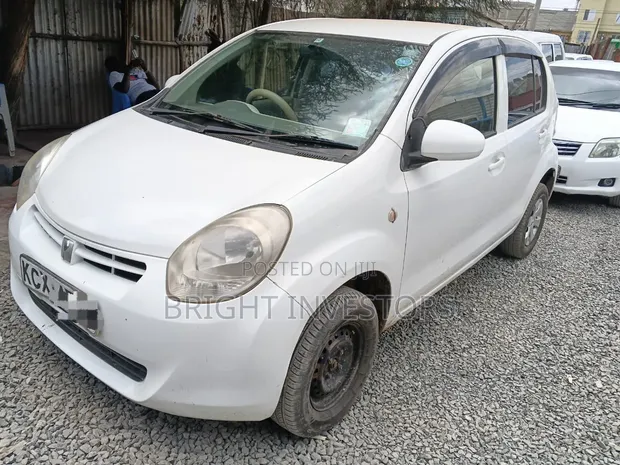 Toyota Passo 2012 Nyeupe - 1