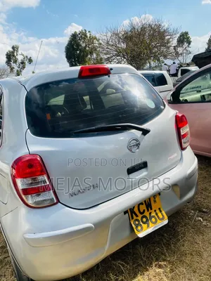 Nissan March 2012 Nyeupe