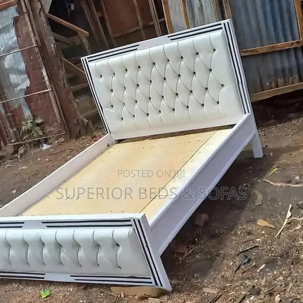 Kitanda cha 5x6 Nyeupe chenye Tufting na Kipande cheusi - 1