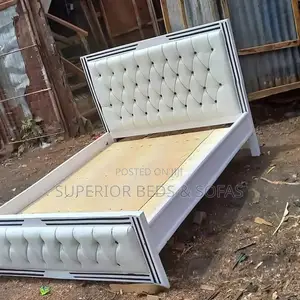 Kitanda cha 5x6 Nyeupe chenye Tufting na Kipande cheusi