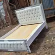 Kitanda cha 5x6 Nyeupe chenye Tufting na Kipande cheusi - 1