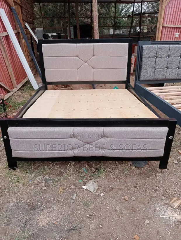 Kitanda Imara cha Beige cha 5x6 na Fremu Nyeusi - 1