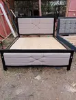 Kitanda Imara cha Beige cha 5x6 na Fremu Nyeusi - 1
