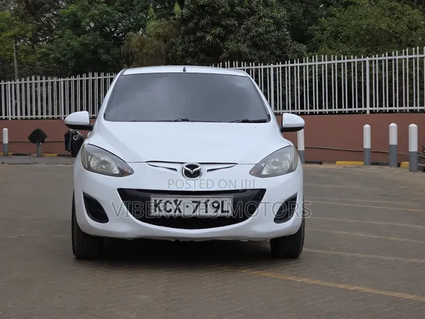 Mazda Demio 2012 Nyeupe - 1