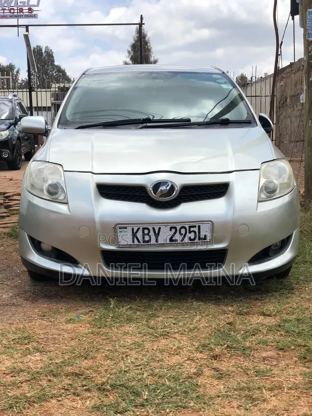 Toyota Auris 2007 Silver - 1