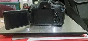 Canon EOS 700D Kamera ya DSLR