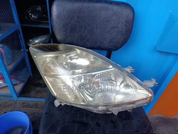 Toyota ISIS 2004-2007 Headlight (Ex-Japan) - 1