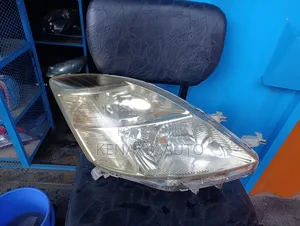 Toyota ISIS 2004-2007 Headlight (Ex-Japan)