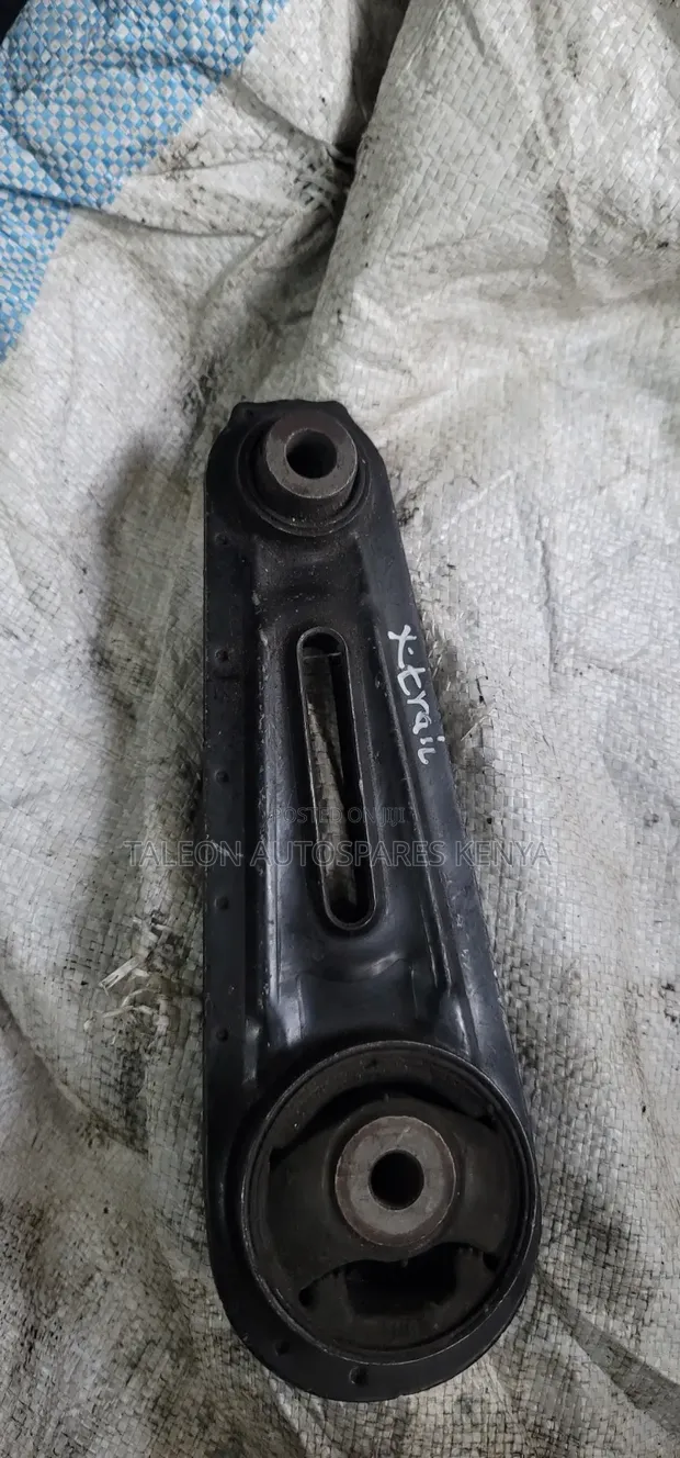 Nissan X-Trail NT31 Crossmember Mount (Used) - 1