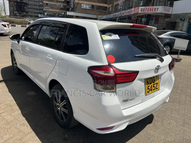 Toyota Corolla Fielder 2015 White - 1