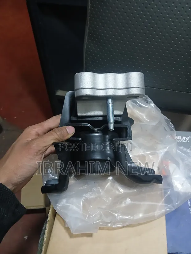 Toyota Noah Voxy Right Engine Mounting - 1