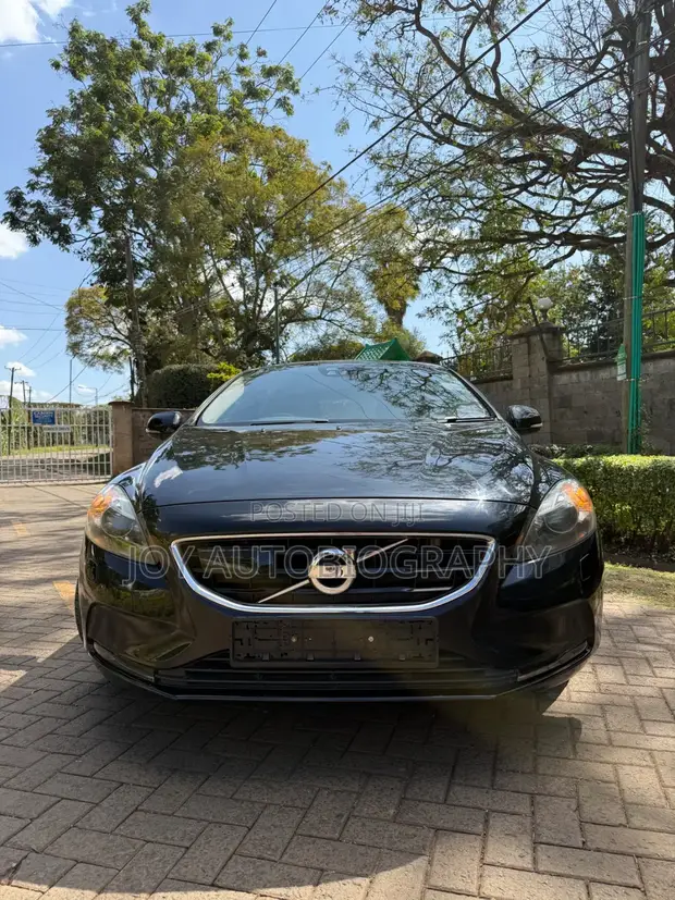 2016 Volvo V40 Black - 1