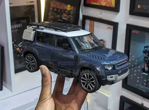 Land Rover Defender 110 SUV Diecast Toy 1:24