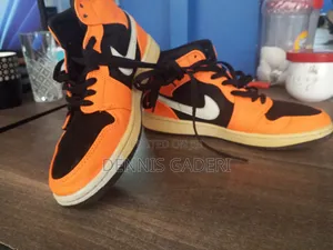 Nike Air Jordan 1 High - Orange/Black