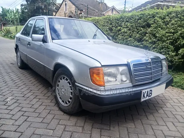 Mercedes-Benz 200E 1992 Silver - 1