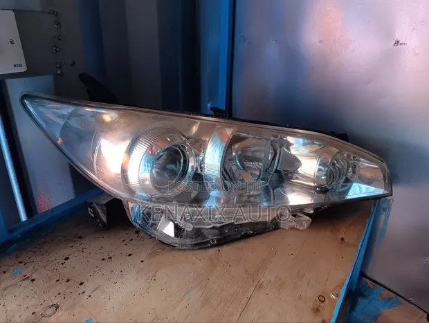 Toyota Wish 2010-2015 Non-Xenon Headlight - 1