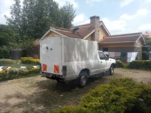 Nissan Hardbody 2005 Nyeupe