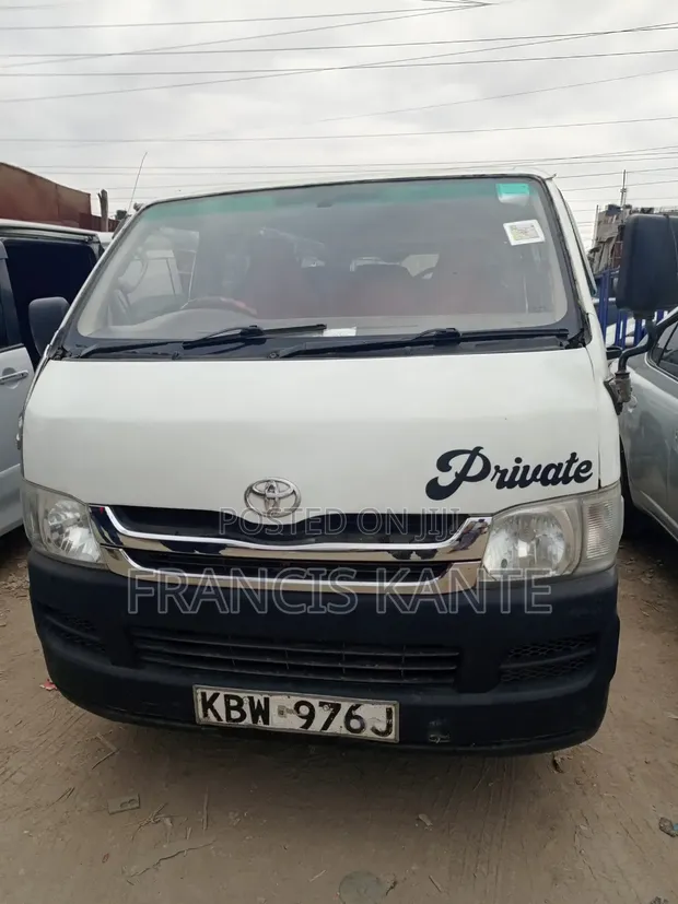 Toyota HiAce 2012 Nyeupe - 1