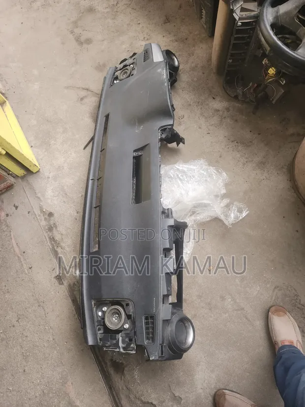 Dashboard ya Toyota RAV4 (2015-2018) - 1