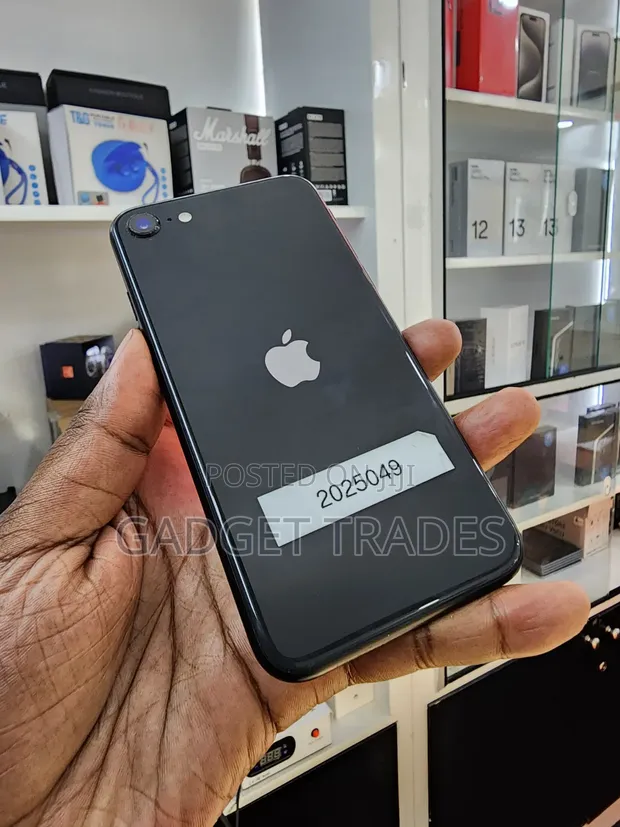Apple iPhone SE 64GB - 1