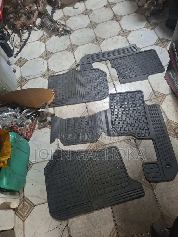 Discovery 4 Rubber Mats - 1