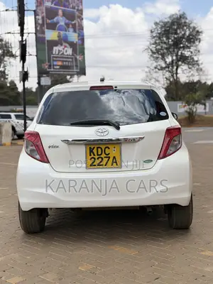 Toyota Vitz 1.3 FWD 5dr 2013 Nyeupe