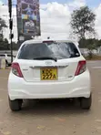 Toyota Vitz 1.3 FWD 5dr 2013 Nyeupe - 1