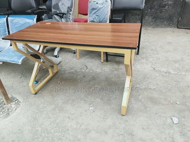 Meza ya Kompyuta ya Ofisi na Msimamo wa Kumaliza Dhahabu - 1