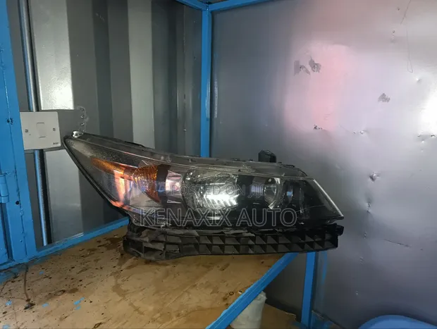 Honda Stream Xenon Headlight (Used) - 1