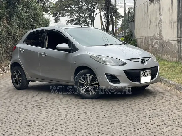 Mazda Demio 2012 Nyeupe - 1