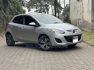 Mazda Demio 2012 Nyeupe