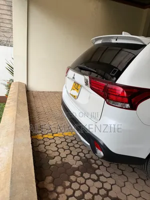 Mitsubishi Outlander 2015 Nyeupe